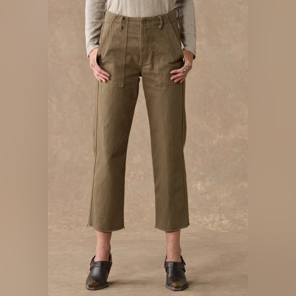 Black Orchid “Ashley Twill Patch Pocket” pants in desert green. - Picture 2 of 5